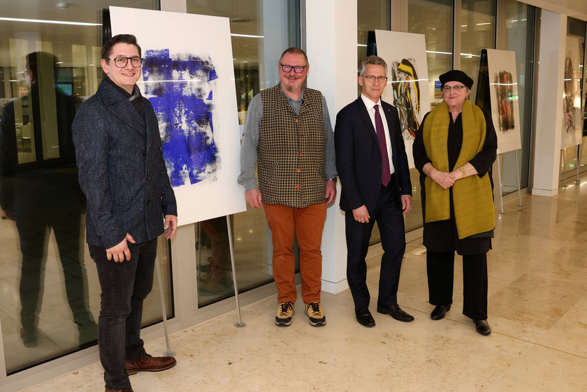 Von links: Die Künstler Tim Dalhoff und Walter Winter, Stadtwerke Vorstand Dr. Frank Kästner und Angelia Flaig.