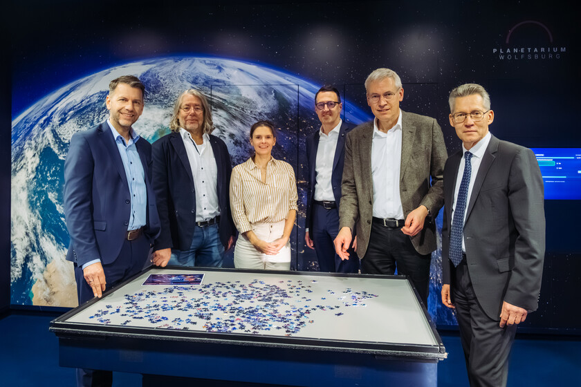 Im Weltraumlabor von links, Oberbürgermeister Dennis Weilmann, Stadtwerke Aufsichtsratsvorsitzender Hans-Georg Bachmann, Geschäftsführerin Planetarium Eileen Pollex, WOB-Geschäftsführer Dalibor Dreznjak, Kulturdezernent Kai-Uwe Hirschheide und Stadtwerke Vorstand Dr. Frank Kästner.