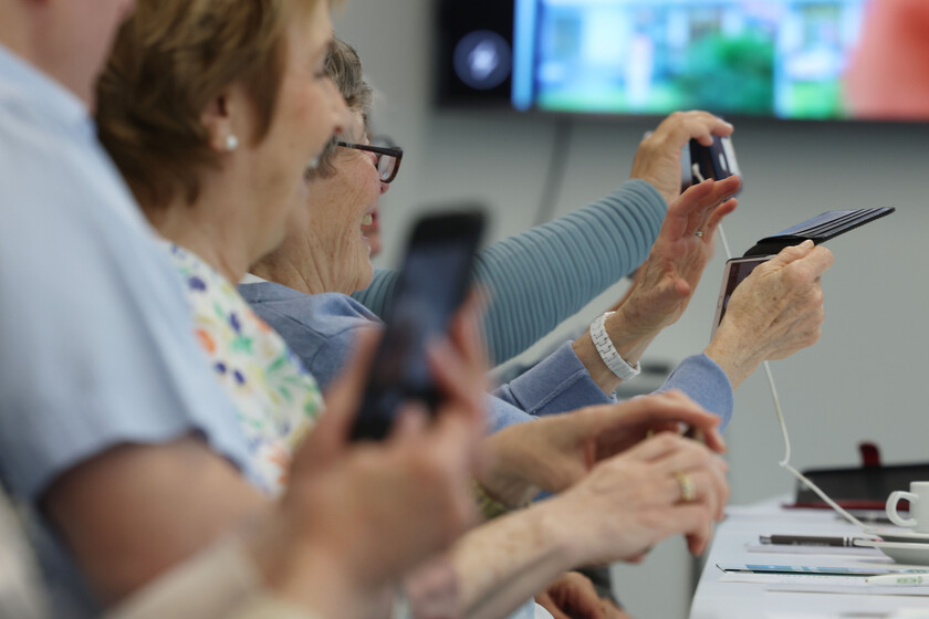 Senior:innen mit ihren Smartphones während der WOBCOM Smartphone-Schulung