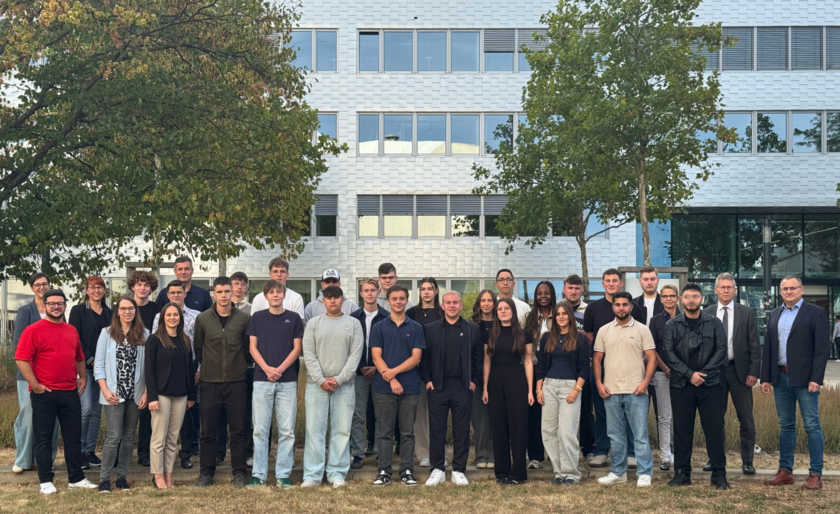 Neue Azubis der LSW und der Stadtwerke Wolfsburg stehen vor dem Wolfsburger Nordkopf Tower.