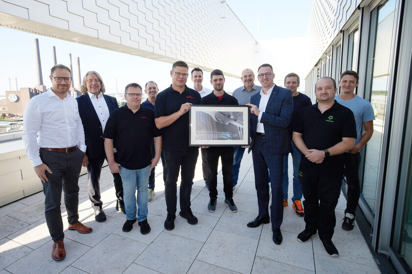 Ein Bild aus dem neuen Rechenzentrum wird stolz in die Kamera gehalten.