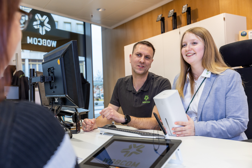 Mitarbeiter der WOBCOM bei einer Kundenberatung