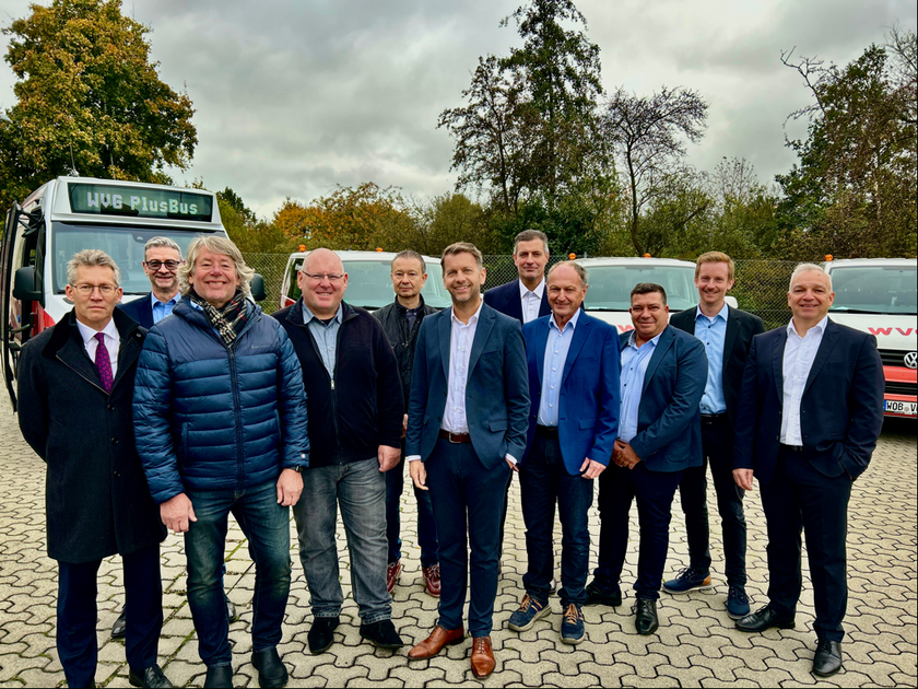 Neues Mobilitätskonzept für Wolfsburg Männer stehen vor den neuen WVG PlusBus-Modellen