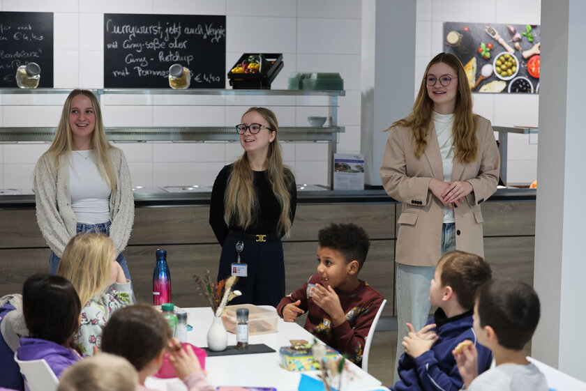 v.l. Katrin Schmidt, Angelina Stoppel und Laini-Li Wenzlau begrüßen die Kinder
