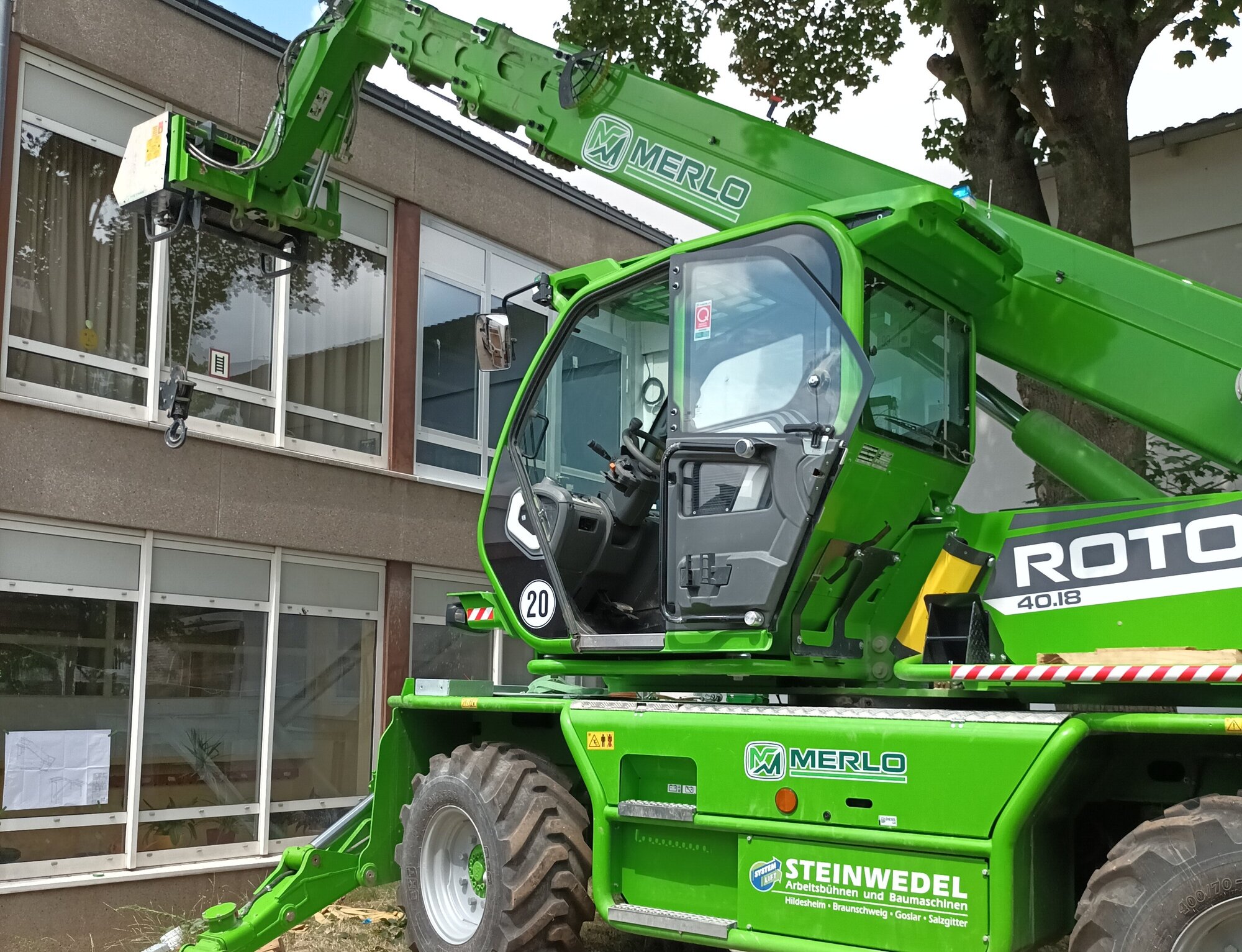 Installation der Außentreppen in der Grundschule Hasenwinkel in Neindorf.