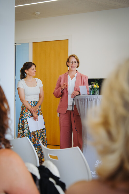 Birte Fleischer, Vorständin Unternehmensgruppe Stadtwerke Wolfsburg und Eileen Pollex, Geschäftsführerin Planetarium Wolfsburg, eröffnen das Event.