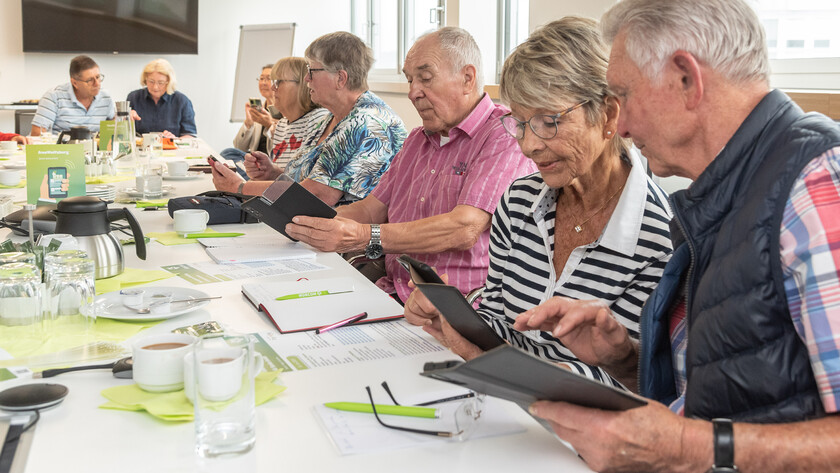 Senioren:innen beim Smartphone-Schulungen