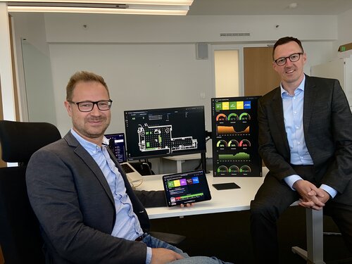 Anatoli Seliwanow und Dalibor Dreznjak neben verschiedenen IoT-Dashboards (v.l.n.r.)