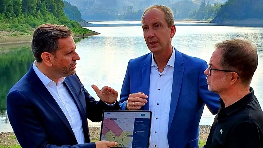 Prof. Dr. Christoph Donner (m.) und Maik Uhlen (r.) von den Harzwasserwerken stellen Umweltminister Olaf Lies (l.) die Wasserampeln vor.