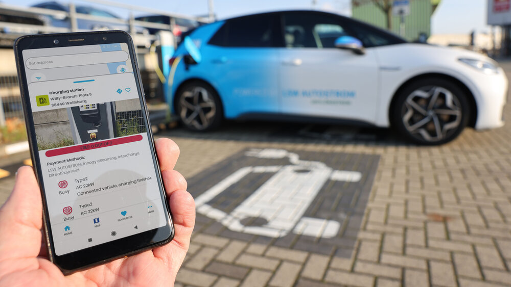 Geparktes Auto mit Handy davor