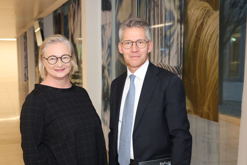 Künstlerin Cordula Schneider (links), Stadtwerke Vorstand Dr. Frank Kästner (rechts)