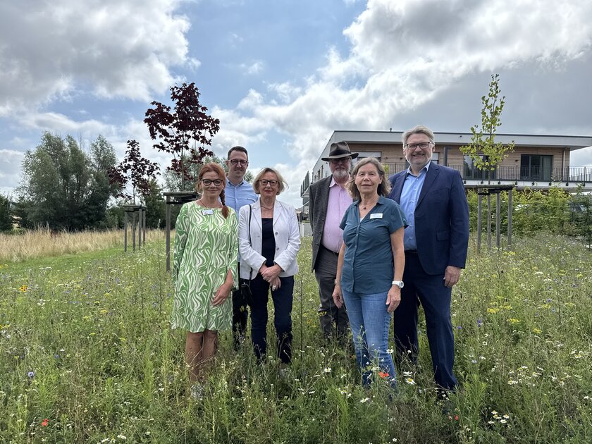Die Projektbeteiligten auf der blühenden Wiese vor dem Hospizhaus in Heiligendorf.
