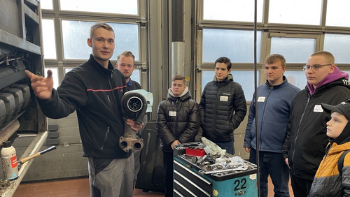 Schüler lernen die WVG-Werkstatt mit WVG-Mitarbeiter Niklas Kludt kennen.