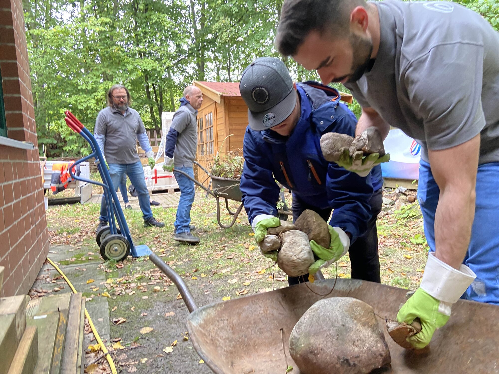 Brücken bauen: Vorbereitung der Fläche, auch Steine mussten entfernt werden