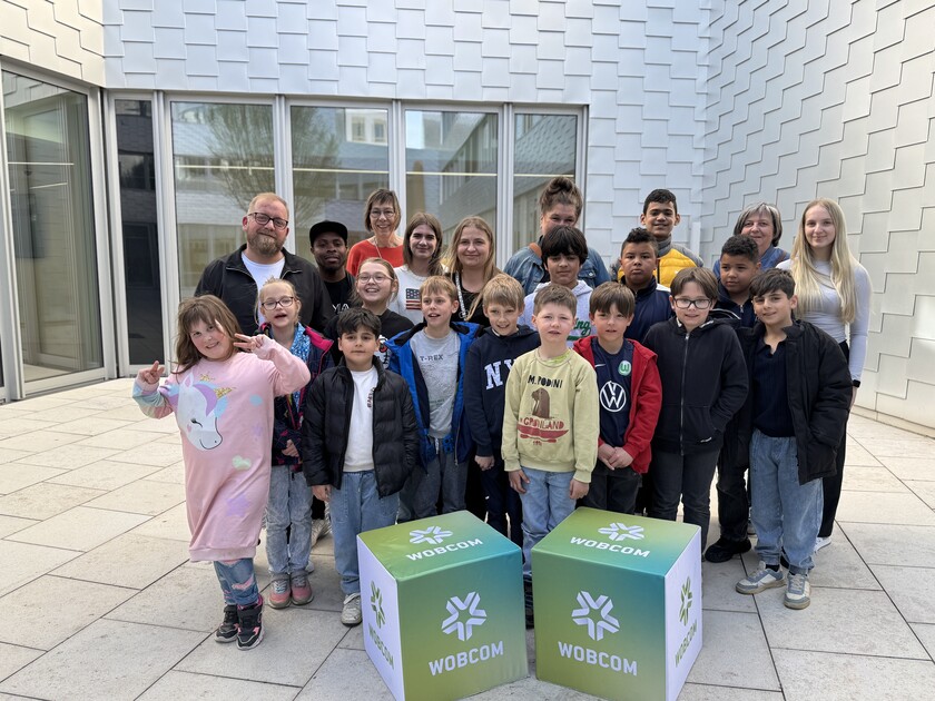 Kinder und Betreuer vom Kinder- und Jugendschutz Wolfsburg e.V., sowie Mitarbeiter der WOBCOM im Wolfsburger Nordkopf Tower