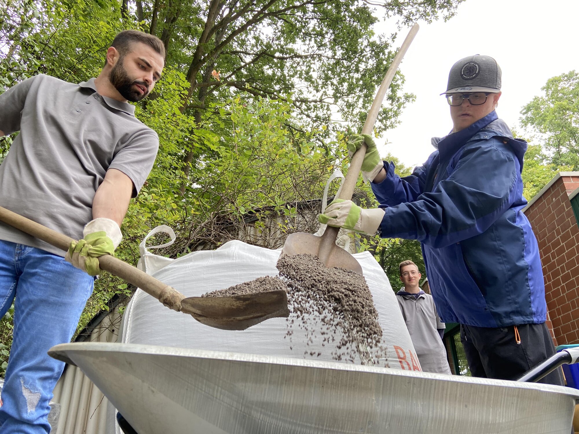 Brücken bauen: Split wurde als Füllmaterial in Schubkarren gefüllt.