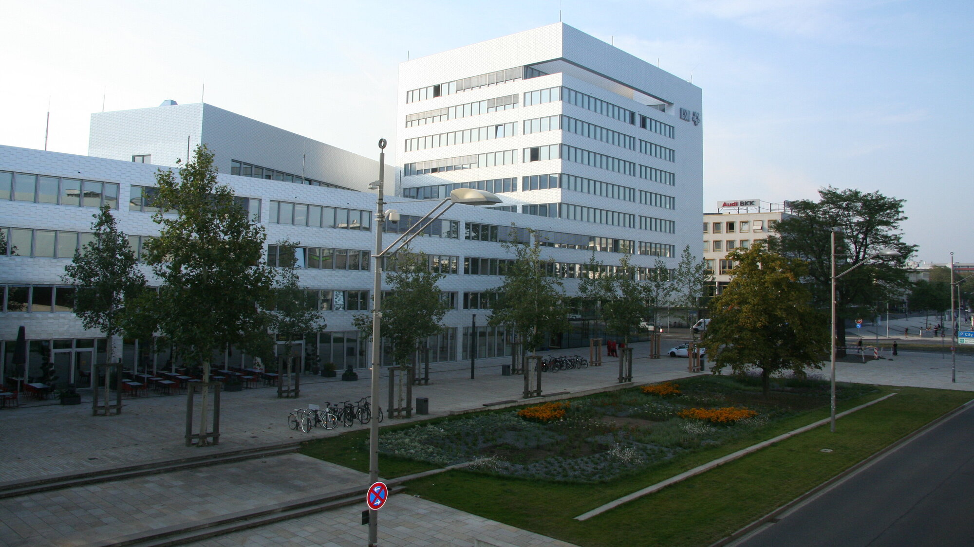 Fertiggestellter Neubau in der Sonne