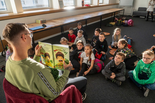 Kevin Steinke liest sein Buch „Probier’s doch mal!“ im Wolfsburger Nordkopf Tower für Grundschulklassen.