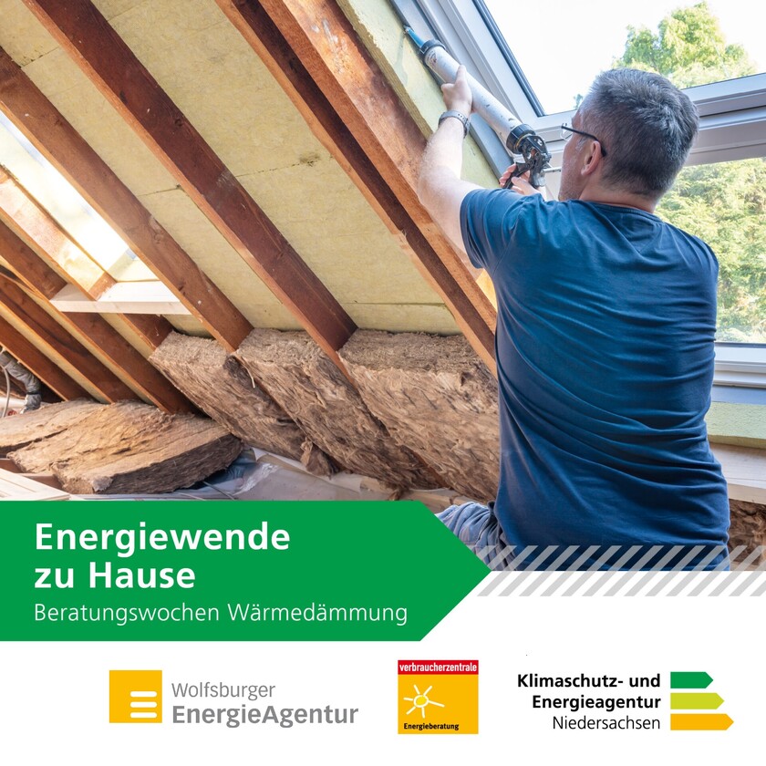 Mann der eine Wärmedämmung erbaut, zudem der Slogan "Energiewende zu Hause-Beratungswochen Wärmedämmung"