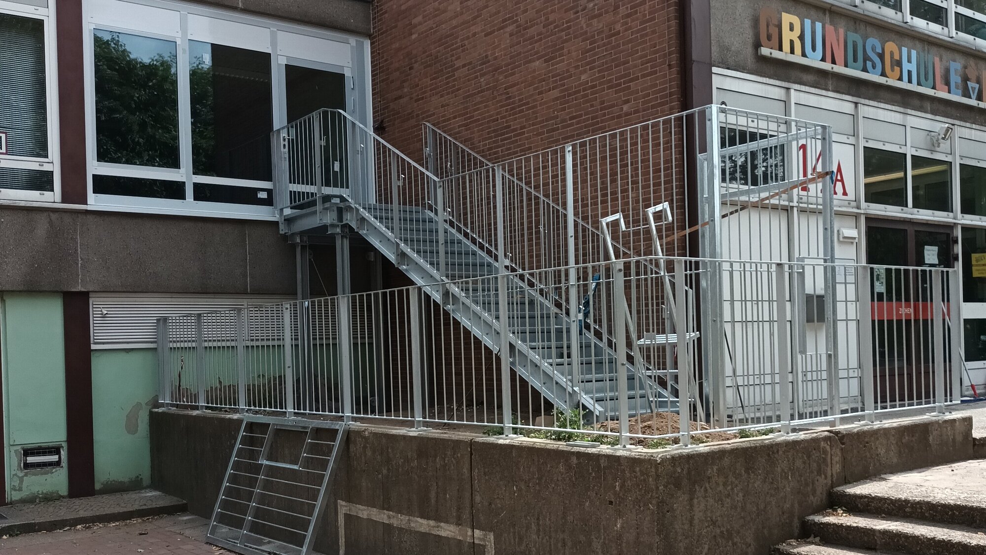 Installation der Außentreppen in der Grundschule Hasenwinkel in Neindorf.