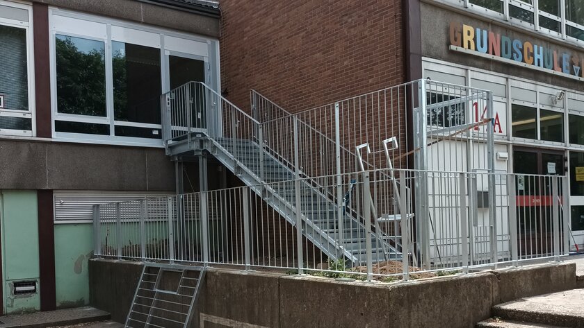 Installation der Außentreppen in der Grundschule Hasenwinkel in Neindorf.