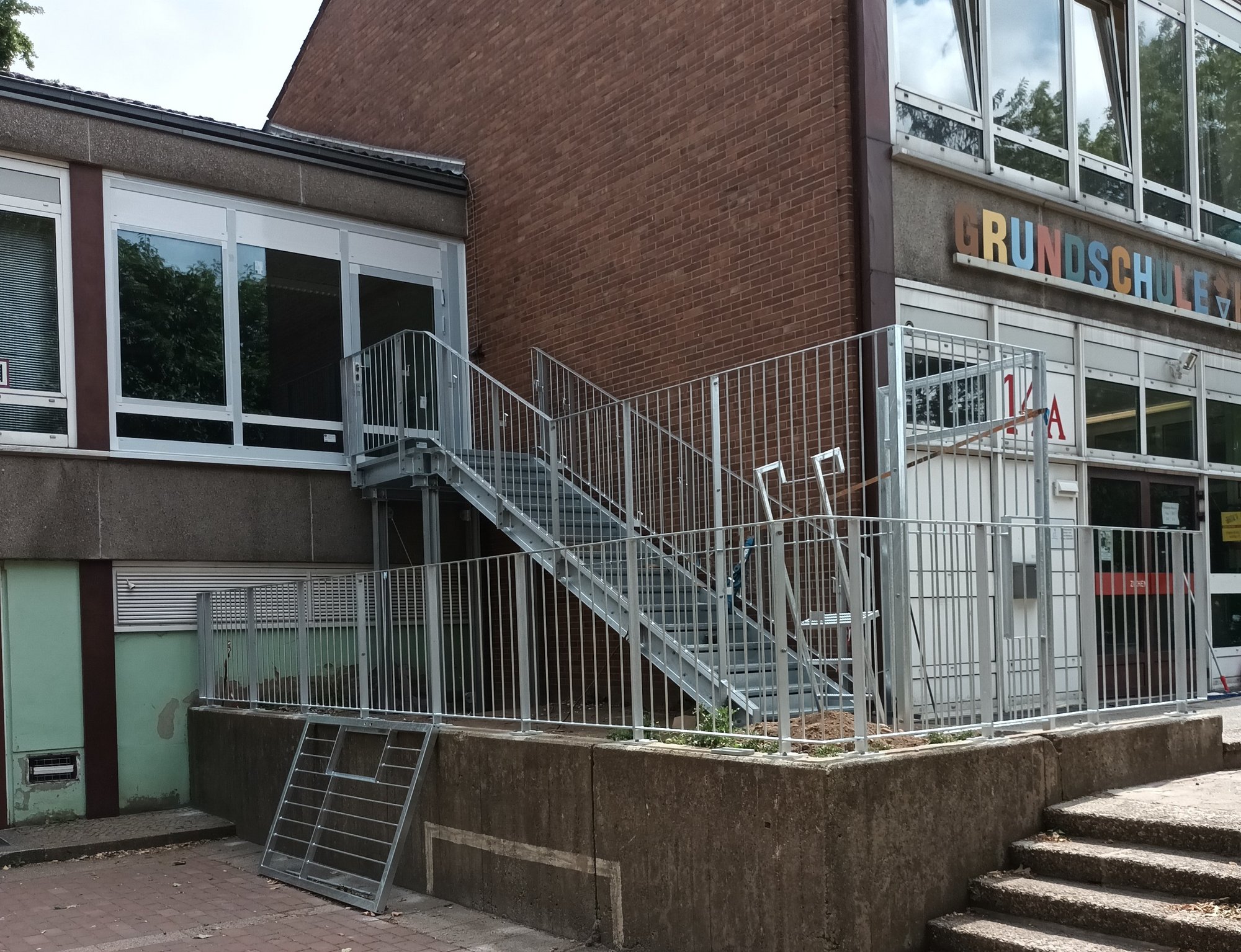 Installation der Außentreppen in der Grundschule Hasenwinkel in Neindorf.