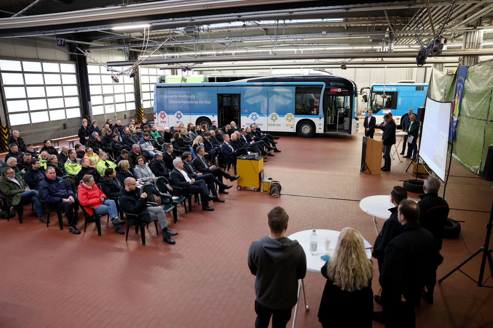Betriebsversammlung der Stadtwerke Wolfsburg AG in der Werkshalle der Wolfsburger Verkehrs-GmbH am 08. Dezember 2022