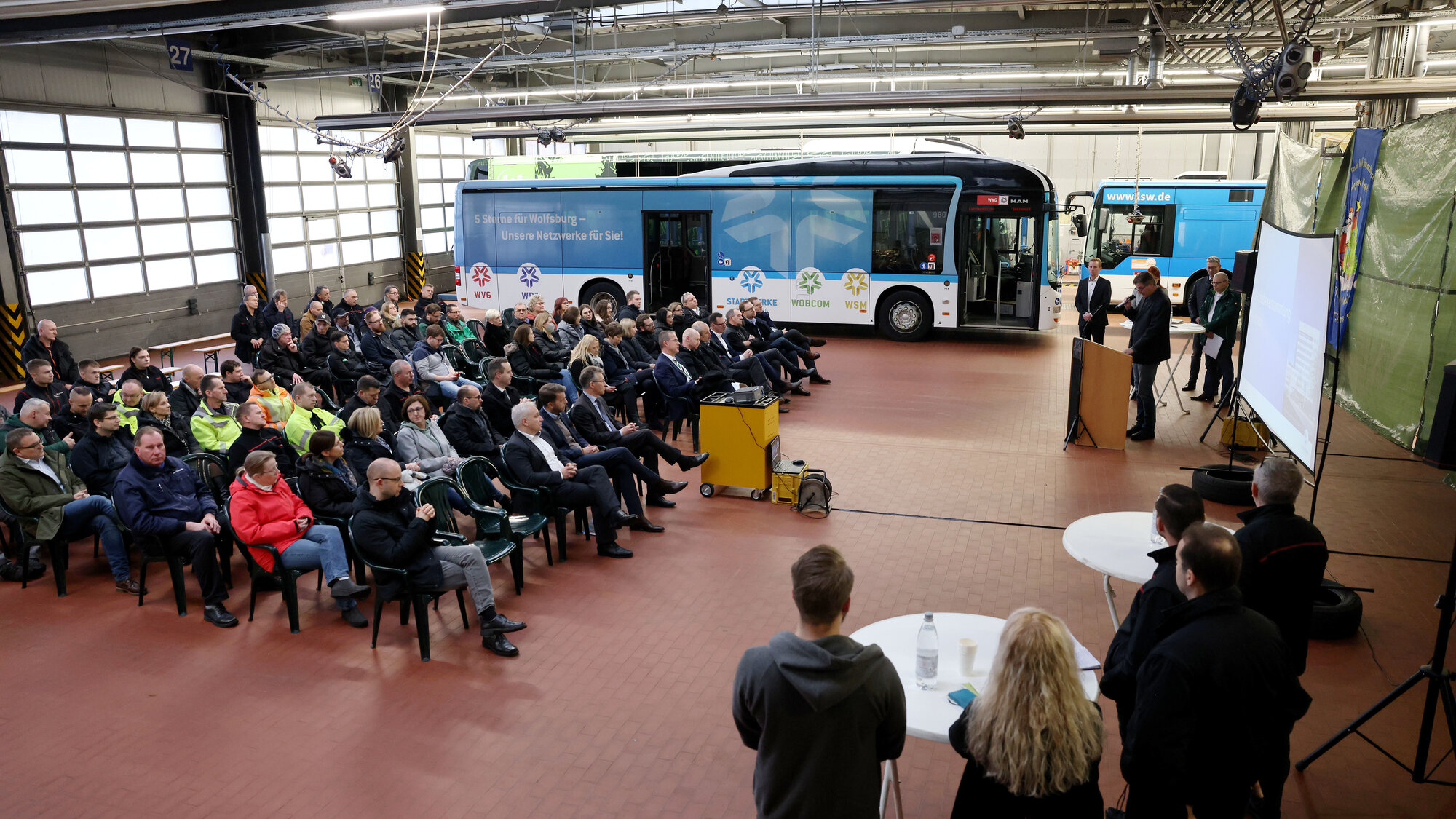Betriebsversammlung der Stadtwerke Wolfsburg AG in der Werkshalle der Wolfsburger Verkehrs-GmbH am 08. Dezember 2022