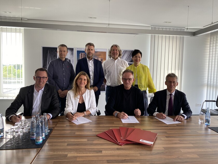 Die Akteure der NEULAND, Stadt Wolfsburg und der WOBCOM/Stadtwerke Wolfsburg unterzeichnen einen Vertrag