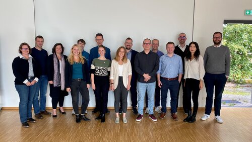 Foto v.l.n.r. : Frau Dr. Franck (Landesumweltministerium Niedersachsen), Herr Hanschen (Stadt Geestland), Gabi Kasten (Stadt Geestland), Frau Grasmück (Stadt Einbeck), Dr. Marlon Fritz (Landkreis Hameln-Pyrmont ), Rebecca Spaunhorst (Stadt Einbeck), Uwe Sternbeck (Niedersächischen deutschen Städtetag), Laya Cornelius (City & Bits GmbH), Dr. Sascha Hemmen (Stadt Wolfsburg), Max Kukoschke (Stadt Wolfsburg). Tim Gerstenberger (Stadt Hannover), Christian Mainka (City & Bits GmbH), Florian Apel-Soetebeer, (City & Bits GmbH), Sophia Täger (Stadt Wolfsburg), Jan Wilker (Stadt Wolfsburg). Nicht auf dem Foto, aber trotzdem anwesend: Benedictine Kormann (Stadt Wolfsburg), Martin Kuppelmayr (Stadtwerke Osnabrück) und Björn Hoffmann (Stadtwerke Wolfsburg AG)