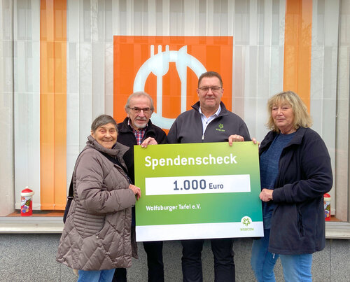 Von links: Ehrenvorsitzende der Wolfsburger Tafel e.V. Elke Zitzke, 2. Vorsitzender der Wolfsburger Tafel e.V. Hans Rühl, WOBCOM Abteilungsleiter Thomas Schulz und Tagesleiterin der Wolfsburger Tafel e.V. Birgit Sander.