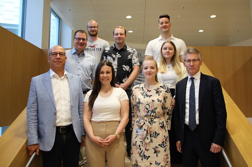 Gruppenfoto mit den erfolgreiche Auszubildenden der LSW und Stadtwerke