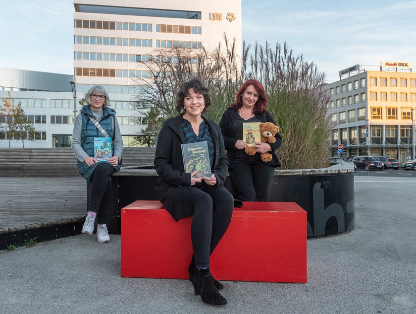 Vorlesen verbindet: Die Kinderbuchautorinnen Ulrike Köppe (l.), Nicole Schaa (m.) und Mirjam Jasmin Strube (r.) wollen mit ihren Geschichten rund um Feen, Drachen und Bären die Leselust und Fantasie bei Kindern wecken. 