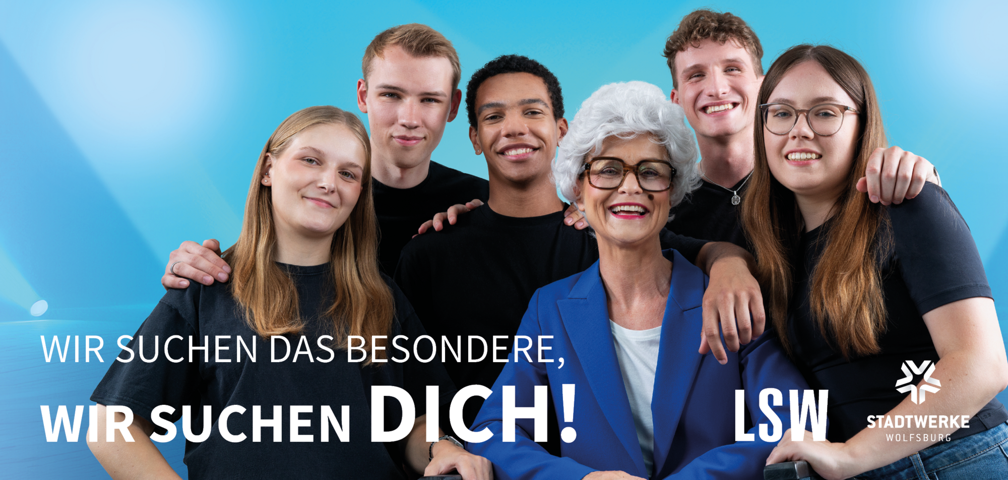 Eine Gruppe von sechs Personen. Im Vordergrund eine ältere Damen. Text: Wir suchen dich