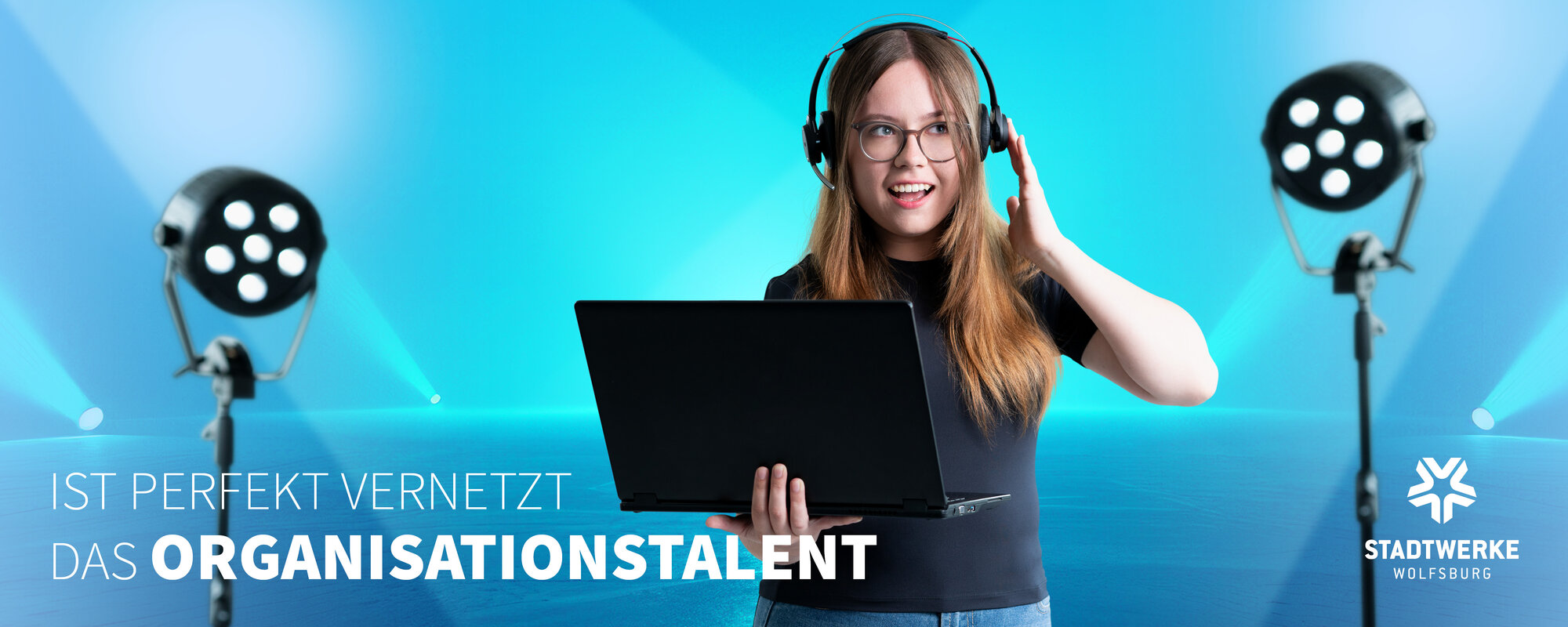 Ein junge Frau mit einem geöffneten Laptop in der linken Hand und Kophörerern auf. Text: Ist perfekt vernetzt - Das Organisationstalent