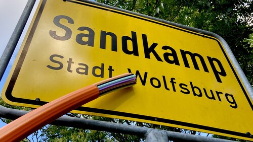 Ortsschild Sandkamp mit Glasfaser