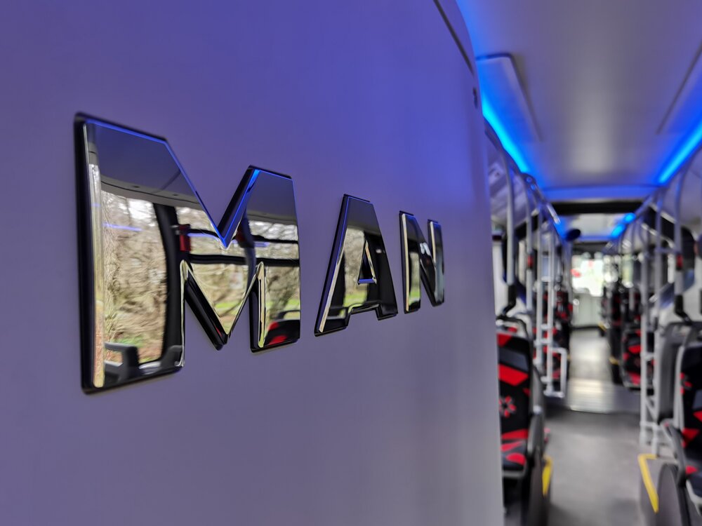 MAN Logo innerhalb eines Busses