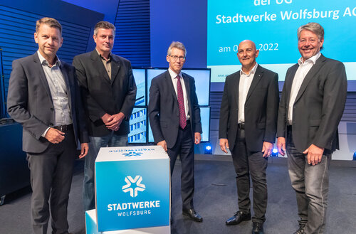 (v.l.n.r.) Dennis Weilmann (OB Stadt Wolfsburg), Kai Ritter (Stellv. Stadtwerke-Betriebsvorsitzender, Dr. Frank Kästner (Stadtwerke-Vorstand), Albert Baumgärtner (Stadtwerke-Betriebsratsvorsitzender), Hans-Georg Bachmann (Stadtwerke-Aufsichtsratsvorsitzender)