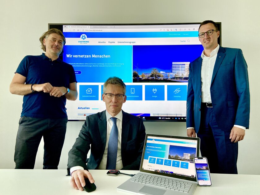 Gemeinsamer Startschuss der neuen Stadtwerke-Internetpräsenz (v.r.n.l.): Dalibor Dreznjak (Leiter Unternehmensentwicklung & Kommunikation, Stadtwerke Wolfsburg AG), Dr. Frank Kästner (Vorstand, Stadtwerke Wolfsburg AG), Ralf Hoppe (verantwortlich für Konzeption und Design, VisionConnect GmbH).