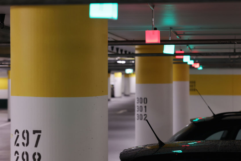 Smart Parking LED Würfel in Tiefgarage