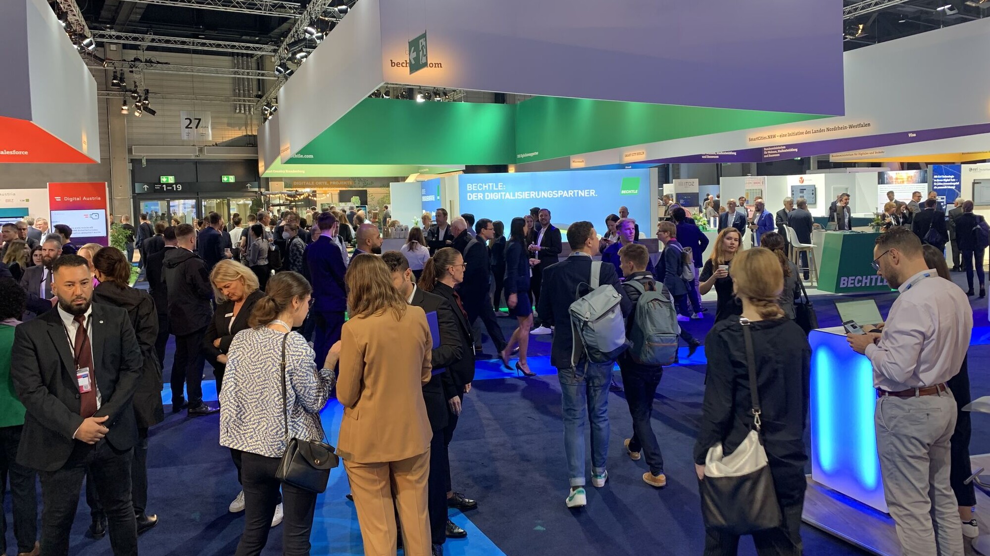 Blick auf den Bechtle AG-Gemeinschaftsstand auf der Smart Country Convention 2022 in Berlin.
