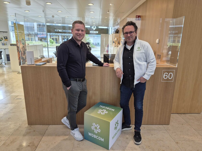 WOBCOM-Teamleiter Tobias Malonnek (links) und Stefan Schulz (rechts) im WOBCOM-Kundencenter