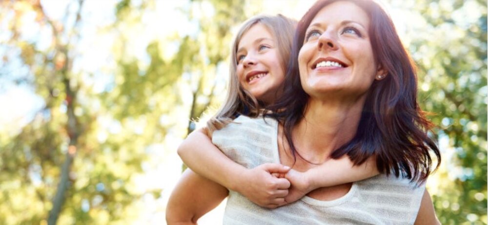 Mutter mit Kind in sonniger Natur