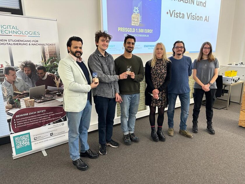 Sabrina Lampe (Stadtwerke Wolfsburg), Steffen Küpper (Geschäftsführer des Center for Digital Technologies) und Sinja Ulrich (Niedersachsen Technikantin) mit den beiden Gewinnerteams.