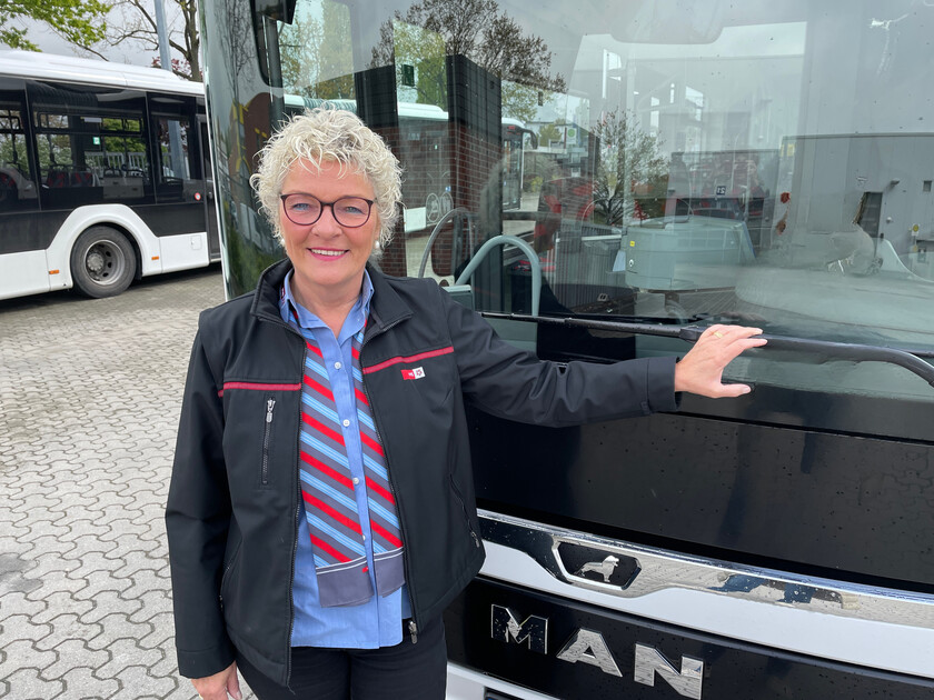 Frau vor Bus