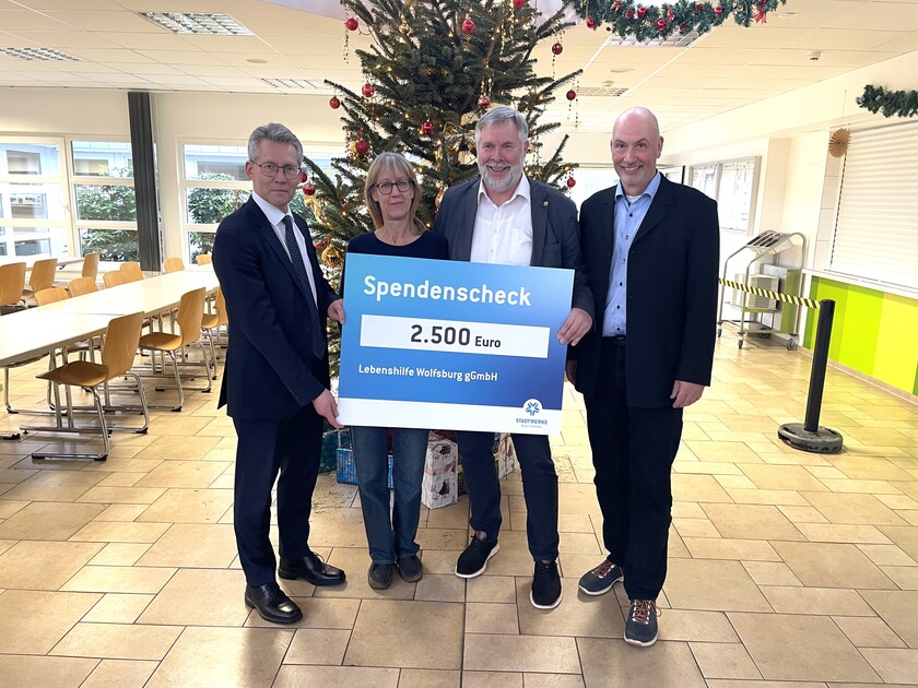 Sie halten den Spendencheck und stehen vor einem Weihnachtsbaum.von links: Stadtwerke Vorstand Dr. Frank Kästner, Conny Neumann Mitarbeiterin der „Offenen Hilfen“, Vorsitzender der Lebenshilfe e.V. Siebert Kloster und Lebenshilfe Geschäftsführer Marcus Weinreich.