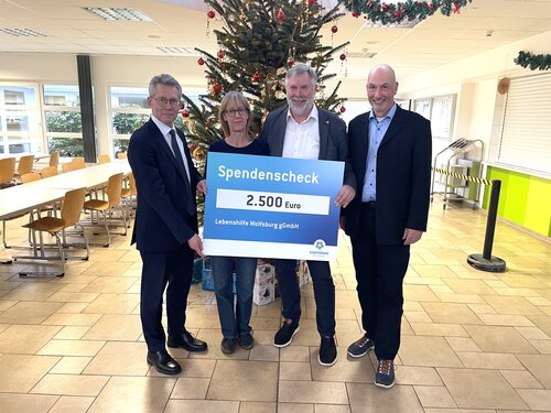 Sie halten den Spendencheck und stehen vor einem Weihnachtsbaum.von links: Stadtwerke Vorstand Dr. Frank Kästner, Conny Neumann Mitarbeiterin der „Offenen Hilfen“, Vorsitzender der Lebenshilfe e.V. Siebert Kloster und Lebenshilfe Geschäftsführer Marcus Weinreich.