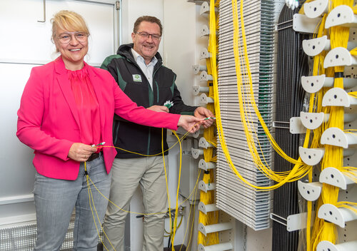 Gemeinsame Besichtigung eines Technik-Gebäudes (PoP) am Schützenplatz in Vorsfelde: Ortsbürgermister Sandra Straube freut sich gemeinsam mit Thomas Schulz, Leiter Vertrieb und Kundenservice WOBCOM, über den Abschluss der Glasfaserausbauarbeiten im Stadtteil Vorsfelde-Nord.  Bildrechte: Stadtwerke Wolfsburg/Helge Landmann 