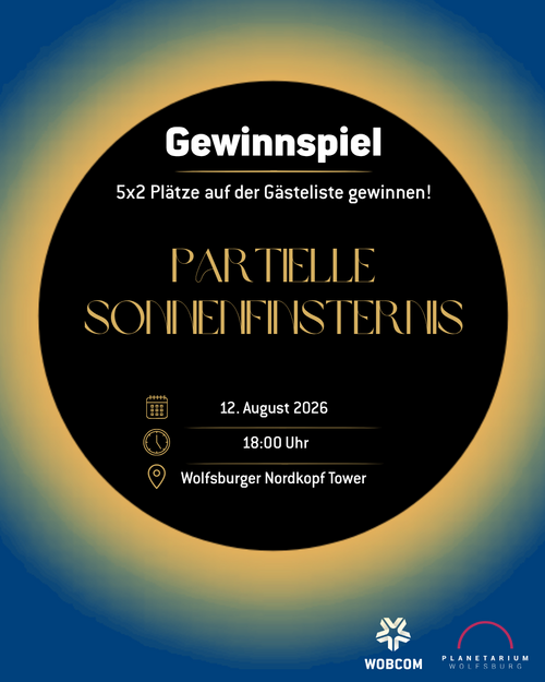 Gewinnspiel Grafik zur partiellen Sonnenfinsternis. Auf einem dunkelblauen Hintergrund ist ein gelb-orangener Schatten zu sehen bedeckt von einem schwarzen Kreis. Das soll die Sonnenfinsternis symbolisch darstellen. Darunter stehen die Daten zum Event. Recht unten sind die Logos der WOBCOM und des Planetarium Wolfsburgs in weiß.
