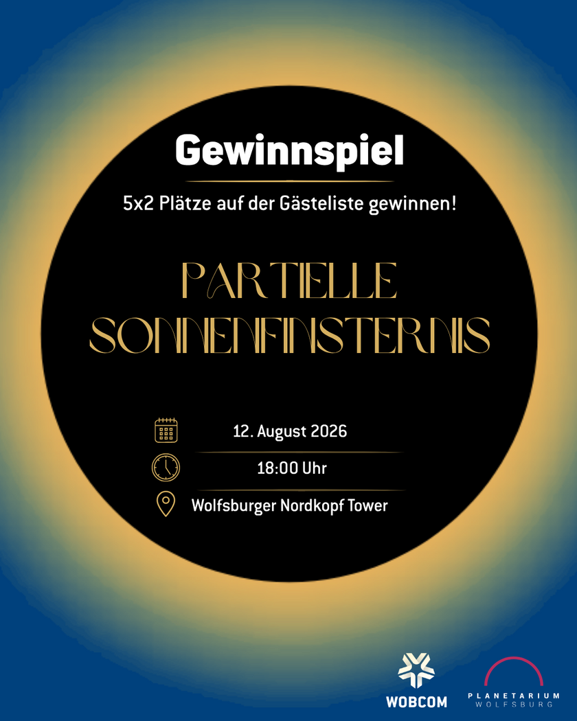 Gewinnspiel Grafik zur partiellen Sonnenfinsternis. Auf einem dunkelblauen Hintergrund ist ein gelb-orangener Schatten zu sehen bedeckt von einem schwarzen Kreis. Das soll die Sonnenfinsternis symbolisch darstellen. Darunter stehen die Daten zum Event. Recht unten sind die Logos der WOBCOM und des Planetarium Wolfsburgs in weiß.